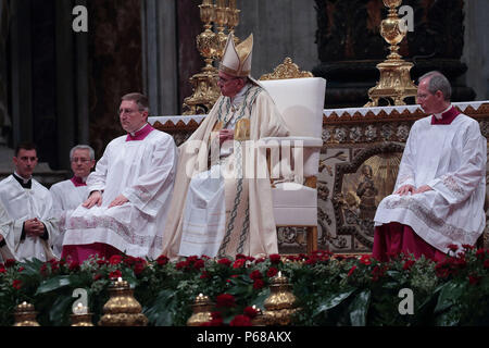 La cité du Vatican. 28 Juin, 2018. (Saint-siège) LE PAPE FRANÇOIS . créer 14 nouveaux cardinaux de l'Iraq, du Pakistan, de l'Italie, la Pologne, le Pérou, le Japon, Madagascar et plusieurs officiels du Vatican. Les 11 nouveaux cardinaux âgés de moins de 80 ans, seront des participants actifs dans un futur Conclave. La cérémonie a été dans la Basilique Saint-Pierre au Vatican : Evandro Inetti de crédit/ZUMA/Alamy Fil Live News Banque D'Images