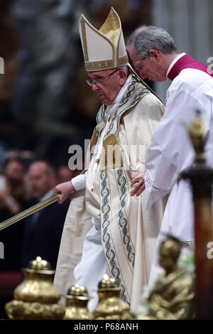 La cité du Vatican. 28 Juin, 2018. (Saint-siège) LE PAPE FRANÇOIS . créer 14 nouveaux cardinaux de l'Iraq, du Pakistan, de l'Italie, la Pologne, le Pérou, le Japon, Madagascar et plusieurs officiels du Vatican. Les 11 nouveaux cardinaux âgés de moins de 80 ans, seront des participants actifs dans un futur Conclave. La cérémonie a été dans la Basilique Saint-Pierre au Vatican : Evandro Inetti de crédit/ZUMA/Alamy Fil Live News Banque D'Images