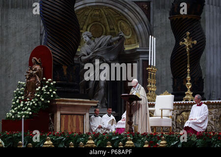 La cité du Vatican. 28 Juin, 2018. (Saint-siège) LE PAPE FRANÇOIS . créer 14 nouveaux cardinaux de l'Iraq, du Pakistan, de l'Italie, la Pologne, le Pérou, le Japon, Madagascar et plusieurs officiels du Vatican. Les 11 nouveaux cardinaux âgés de moins de 80 ans, seront des participants actifs dans un futur Conclave. La cérémonie a été dans la Basilique Saint-Pierre au Vatican : Evandro Inetti de crédit/ZUMA/Alamy Fil Live News Banque D'Images