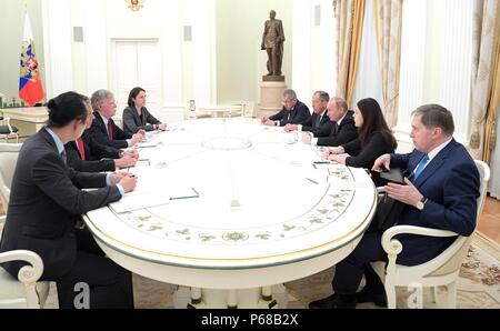 Moscou, Russie. 27 Juin, 2018. Le président russe Vladimir Poutine rencontre le conseiller à la sécurité nationale des États-Unis, John Bolton, à gauche, dans le Kremlin, le 27 juin 2018 à Moscou, Russie. Credit : Planetpix/Alamy Live News Banque D'Images