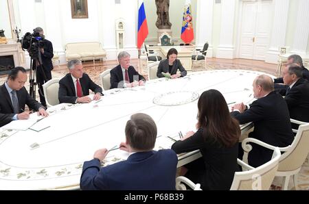 Moscou, Russie. 27 Juin, 2018. Le président russe Vladimir Poutine rencontre le conseiller à la sécurité nationale des États-Unis, John Bolton, à gauche, dans le Kremlin, le 27 juin 2018 à Moscou, Russie. Credit : Planetpix/Alamy Live News Banque D'Images