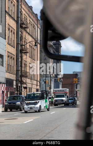 Detroit, Michigan, USA - 28 juin 2018 - Une auto-conduite van transporte les travailleurs sur les rues de la ville au centre-ville de Detroit. Les véhicules, faite par la mobilité, peut déplacer des employés de Quicken Loans et des sociétés affiliées d'un garage de stationnement au centre-ville de bureaux. Pour commencer, les véhicules seront assorties d'un accompagnateur qui peut prendre le contrôle si nécessaire. Crédit : Jim West/Alamy Live News Banque D'Images