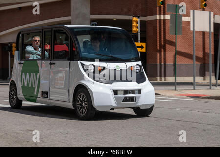 Detroit, Michigan, USA - 28 juin 2018 - Une auto-conduite van transporte les travailleurs sur les rues de la ville au centre-ville de Detroit. Les véhicules, faite par la mobilité, peut déplacer des employés de Quicken Loans et des sociétés affiliées d'un garage de stationnement au centre-ville de bureaux. Pour commencer, les véhicules seront assorties d'un accompagnateur qui peut prendre le contrôle si nécessaire. Crédit : Jim West/Alamy Live News Banque D'Images