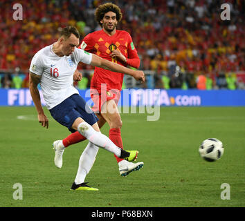 Kaliningrad, Russie. 28 Juin, 2018. Phil Jones (L) de l'Angleterre, Marouane Fellaini rivalise avec de la Belgique durant la Coupe du Monde 2018 Groupe G match entre l'Angleterre et la Belgique à Kaliningrad, Russie, le 28 juin 2018. Crédit : Du Yu/Xinhua/Alamy Live News Banque D'Images