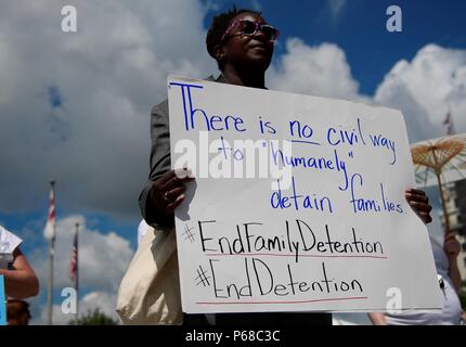 Washington, USA. 28 Juin, 2018. Une femme proteste contre le président américain Donald Trump's les politiques d'immigration à Freedom Plaza à Washington, DC, États-Unis, le 28 juin 2018. Crédit : Yang Chenglin/Xinhua/Alamy Live News Banque D'Images