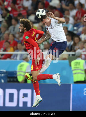 Kaliningrad, Russie. 28 Juin, 2018. Phil Jones (R) de l'Angleterre est en compétition pour un en-tête avec Marouane Fellaini de Belgique durant la Coupe du Monde 2018 Groupe G match entre l'Angleterre et la Belgique à Kaliningrad, Russie, le 28 juin 2018. Credit : Xu Zijian/Xinhua/Alamy Live News Banque D'Images