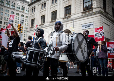 Philadelphie, USA, 26 juin, 2018. Les travailleurs de la Philadelphia Marriott prendre la rue pour la demande et l'Union européenne contrat, car "l'un travail doit être assez !" Banque D'Images