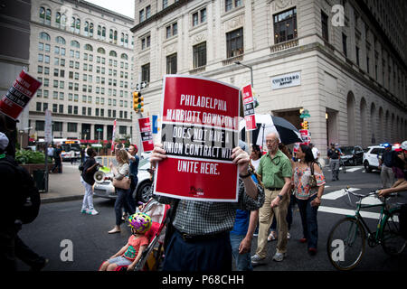 Philadelphie, USA, 26 juin, 2018. Les travailleurs de la Philadelphia Marriott prendre la rue pour la demande et l'Union européenne contrat, car "l'un travail doit être assez !" Banque D'Images