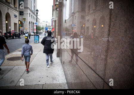 Philadelphie, USA, 26 juin, 2018. Les travailleurs de la Philadelphia Marriott prendre la rue pour la demande et l'Union européenne contrat, car "l'un travail doit être assez !" Banque D'Images