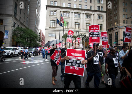 Philadelphie, USA, 26 juin, 2018. Les travailleurs de la Philadelphia Marriott prendre la rue pour la demande et l'Union européenne contrat, car "l'un travail doit être assez !" Banque D'Images