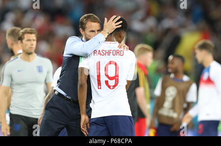 Kaliningrad, Russie. 28 Juin, 2018. L'entraîneur-chef de l'Angleterre Gareth Southgate (L'avant) hugs Marcus Rashford (R) avant après la Coupe du Monde 2018 Groupe G match entre l'Angleterre et la Belgique à Kaliningrad, Russie, le 28 juin 2018. La Belgique a gagné 1-0. L'Angleterre et la Belgique à la pointe ronde de 16. Credit : Cao Peut/Xinhua/Alamy Live News Banque D'Images