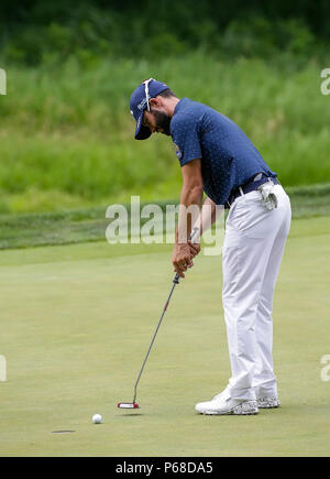 Potomac, MD, USA. 28 Juin, 2018. Adam Hadwin putts sur le 10e vert pendant le premier tour de l'Quicken Loans National à Potomac PTC à Potomac, MD. Justin Cooper/CSM/Alamy Live News Crédit : Cal Sport Media/Alamy Live News Banque D'Images