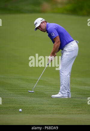 Potomac, MD, USA. 28 Juin, 2018. Daniel Summerhays putts sur le 10e vert pendant le premier tour de l'Quicken Loans National à Potomac PTC à Potomac, MD. Justin Cooper/CSM/Alamy Live News Crédit : Cal Sport Media/Alamy Live News Banque D'Images