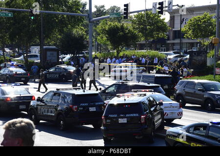 Annapolis, Etats-Unis. 28 Juin, 2018. Les agents de police de sécuriser les lieux d'une prise de masse à Annapolis, la capitale de l'Est de l'État américain du Maryland, le 28 juin 2018. Cinq personnes ont été tuées jeudi après-midi avec plusieurs '' gravement blessé dans une fusillade au quotidien local La Gazette du capital à Annapolis, a annoncé la police. Crédit : Yang Chenglin/Xinhua/Alamy Live News Banque D'Images