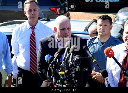 Annapolis, Etats-Unis. 28 Juin, 2018. Gouverneur du Maryland Larry Hogan (C) parle à la presse près de la scène d'une prise de masse à Annapolis, la capitale de l'Est de l'État américain du Maryland, le 28 juin 2018. Cinq personnes ont été tuées jeudi après-midi avec plusieurs '' gravement blessé dans une fusillade au quotidien local La Gazette du capital à Annapolis, a annoncé la police. Crédit : Yang Chenglin/Xinhua/Alamy Live News Banque D'Images