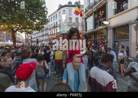 Bruxelles, Bruxelles-Capitale, Belgique. 29 Juin, 2018. Dans un groupe G- En cours de match FIFA Coupe du monde de football à la Russie, la Belgique bat l'Angleterre par un seul objectif, le 28 juillet 2018. En photo les partisans de la Belgique, de l'équipe fête la victoire de leur pays près de Halle Saint-Géry à Bruxelles le 28 juin 2018. Credit : Vikramjit Kakati/ZUMA/Alamy Fil Live News Banque D'Images