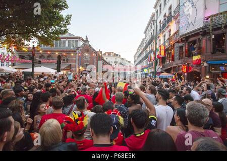 Bruxelles, Bruxelles-Capitale, Belgique. 29 Juin, 2018. Dans un groupe G- En cours de match FIFA Coupe du monde de football à la Russie, la Belgique bat l'Angleterre par un seul objectif, le 28 juillet 2018. En photo les partisans de la Belgique, de l'équipe fête la victoire de leur pays près de Halle Saint-Géry à Bruxelles le 28 juin 2018. Credit : Vikramjit Kakati/ZUMA/Alamy Fil Live News Banque D'Images