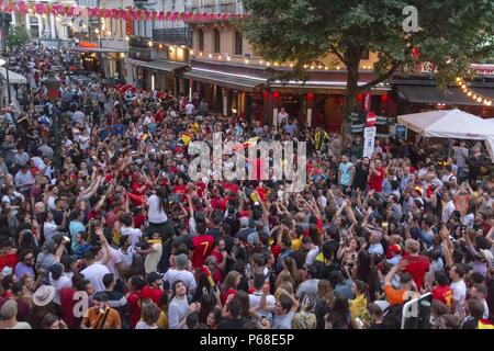 Bruxelles, Bruxelles-Capitale, Belgique. 29 Juin, 2018. Dans un groupe G- En cours de match FIFA Coupe du monde de football à la Russie, la Belgique bat l'Angleterre par un seul objectif, le 28 juillet 2018. En photo les partisans de la Belgique, de l'équipe fête la victoire de leur pays près de Halle Saint-Géry à Bruxelles le 28 juin 2018. Credit : Vikramjit Kakati/ZUMA/Alamy Fil Live News Banque D'Images