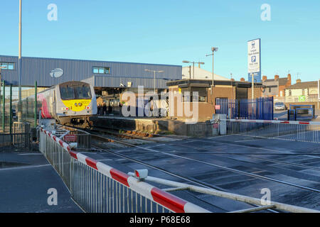 Lurgan Gare, Lurgan, Irlande du Nord. 28 juin 2018. UK - vitesse des trains dans l'ensemble du réseau ferroviaire de l'Irlande du Nord ont été réduites en raison de préoccupations que les lignes ferroviaires pourraient bomber compte tenu de la canicule de l'ensemble du pays. Ce qui à son tour signifie des retards pour les passagers. Lurgan gare ce soir comme l'entreprise, le train voyage à travers la ligne principale. Crédit : David Hunter/Alamy Live News. Banque D'Images