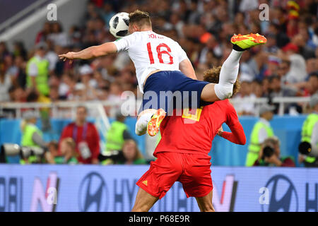 Phil Jones (FRA) est à propos de Marouane FELLAINI (BEL), action, les duels. L'Angleterre (ENG) - Belgique (BEL 0-1, premier tour, Groupe G, match 45, le 28/06/2018 à Kaliningrad Kaliningrad Arena, Coupe du Monde de Football 2018 en Russie du 14/06 au 15/07/2018. Dans le monde d'utilisation | Banque D'Images