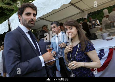 Paris, France. 28 Jun, 2018. Ambassade des États-Unis d'Amérique à Paris, France, la réception donnée à la résidence de l'Ambassadeur, Jamie McCourt, le jour de l'Indépendance américaine # Juillet4Paris, le 242ème anniversaire de l'USA et le tricentenaire de la Nouvelle Orléans. Credit : Ania Freindorf/Alamy Live News Banque D'Images