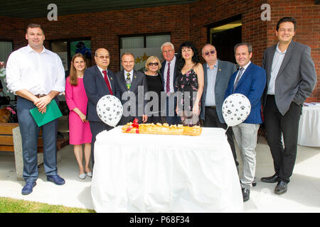 Barrie, Ontario, Canada. 28 juin 2018. Les représentants élus du gouvernement fédéral - le député Jean Brassard et MP Alex Nuttall, député provincial Provincial - Andrea Khanjin et député Doug Downey, et la ville de Barrie - Maire Jeff Lehman se sont unis pour accueillir et célébrer l'ouverture officielle de tous les points de HomeLife Realty Inc., bureau de courtage à Barrie avec propriétaire de franchise Julia Stanford, courtier attitré, et Robert Stanford et Services HomeLife Realty fondateur Andrew Cimerman. Credit : EXImages/Alamy Live News Banque D'Images