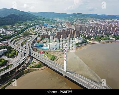 Tonghua, Tonghua, Chine. 28 Juin, 2018. Tonghua, Chine 28 juin 2018 : photographie aérienne de Tonghua, une ville construite le long de la rivière Hun dans le nord-est de la Chine, la province de Jilin. Crédit : SIPA Asie/ZUMA/Alamy Fil Live News Banque D'Images