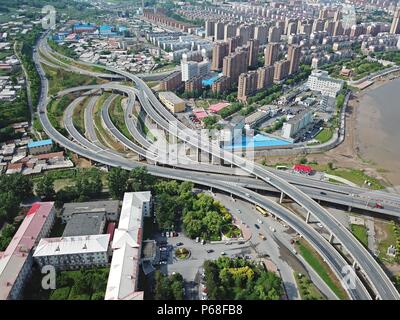 Tonghua, Tonghua, Chine. 28 Juin, 2018. Tonghua, Chine 28 juin 2018 : photographie aérienne de Tonghua, une ville construite le long de la rivière Hun dans le nord-est de la Chine, la province de Jilin. Crédit : SIPA Asie/ZUMA/Alamy Fil Live News Banque D'Images