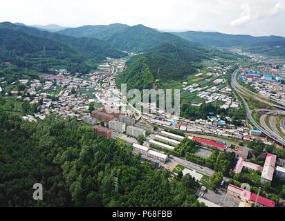 Tonghua, Tonghua, Chine. 28 Juin, 2018. Tonghua, Chine 28 juin 2018 : photographie aérienne de Tonghua, une ville construite le long de la rivière Hun dans le nord-est de la Chine, la province de Jilin. Crédit : SIPA Asie/ZUMA/Alamy Fil Live News Banque D'Images