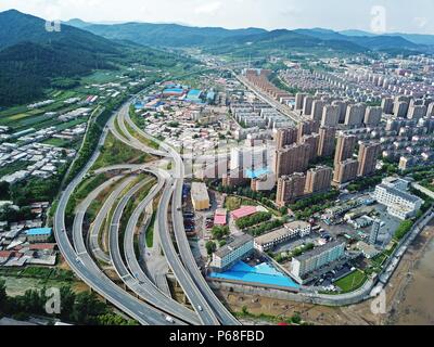 Tonghua, Tonghua, Chine. 28 Juin, 2018. Tonghua, Chine 28 juin 2018 : photographie aérienne de Tonghua, une ville construite le long de la rivière Hun dans le nord-est de la Chine, la province de Jilin. Crédit : SIPA Asie/ZUMA/Alamy Fil Live News Banque D'Images