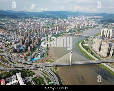 Tonghua, Tonghua, Chine. 28 Juin, 2018. Tonghua, Chine 28 juin 2018 : photographie aérienne de Tonghua, une ville construite le long de la rivière Hun dans le nord-est de la Chine, la province de Jilin. Crédit : SIPA Asie/ZUMA/Alamy Fil Live News Banque D'Images