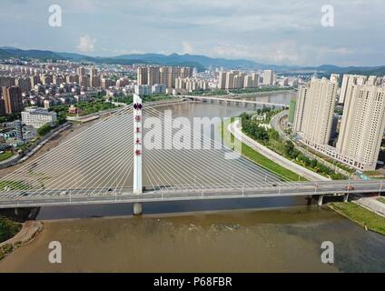 Tonghua, Tonghua, Chine. 28 Juin, 2018. Tonghua, Chine 28 juin 2018 : photographie aérienne de Tonghua, une ville construite le long de la rivière Hun dans le nord-est de la Chine, la province de Jilin. Crédit : SIPA Asie/ZUMA/Alamy Fil Live News Banque D'Images