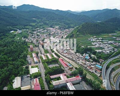 Tonghua, Tonghua, Chine. 28 Juin, 2018. Tonghua, Chine 28 juin 2018 : photographie aérienne de Tonghua, une ville construite le long de la rivière Hun dans le nord-est de la Chine, la province de Jilin. Crédit : SIPA Asie/ZUMA/Alamy Fil Live News Banque D'Images