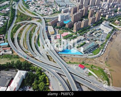 Tonghua, Tonghua, Chine. 28 Juin, 2018. Tonghua, Chine 28 juin 2018 : photographie aérienne de Tonghua, une ville construite le long de la rivière Hun dans le nord-est de la Chine, la province de Jilin. Crédit : SIPA Asie/ZUMA/Alamy Fil Live News Banque D'Images