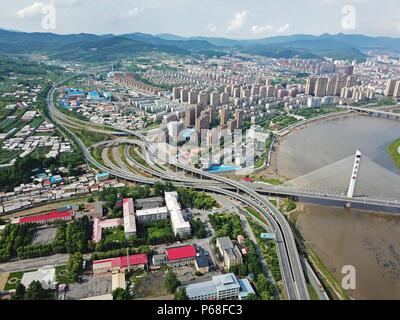 Tonghua, Tonghua, Chine. 28 Juin, 2018. Tonghua, Chine 28 juin 2018 : photographie aérienne de Tonghua, une ville construite le long de la rivière Hun dans le nord-est de la Chine, la province de Jilin. Crédit : SIPA Asie/ZUMA/Alamy Fil Live News Banque D'Images