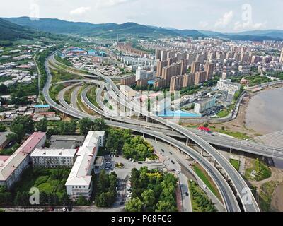 Tonghua, Tonghua, Chine. 28 Juin, 2018. Tonghua, Chine 28 juin 2018 : photographie aérienne de Tonghua, une ville construite le long de la rivière Hun dans le nord-est de la Chine, la province de Jilin. Crédit : SIPA Asie/ZUMA/Alamy Fil Live News Banque D'Images