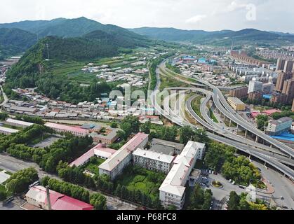 Tonghua, Tonghua, Chine. 28 Juin, 2018. Tonghua, Chine 28 juin 2018 : photographie aérienne de Tonghua, une ville construite le long de la rivière Hun dans le nord-est de la Chine, la province de Jilin. Crédit : SIPA Asie/ZUMA/Alamy Fil Live News Banque D'Images