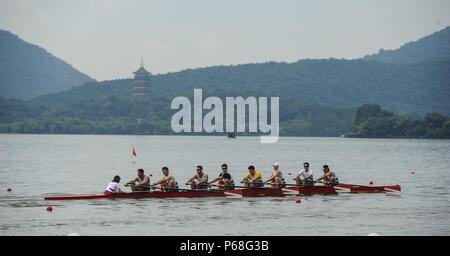 Hangzh, Hangzh, Chine. 29 Juin, 2018. Hangzhou, Chine 29 juin 2018 : une course d'aviron est tenue au lac de l'Ouest à Hangzhou, Zhejiang Province de Chine orientale, le 29 juin 2018. Crédit : SIPA Asie/ZUMA/Alamy Fil Live News Banque D'Images