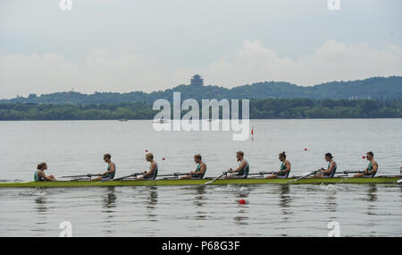 Hangzh, Hangzh, Chine. 29 Juin, 2018. Hangzhou, Chine 29 juin 2018 : une course d'aviron est tenue au lac de l'Ouest à Hangzhou, Zhejiang Province de Chine orientale, le 29 juin 2018. Crédit : SIPA Asie/ZUMA/Alamy Fil Live News Banque D'Images