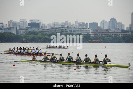 Hangzh, Hangzh, Chine. 29 Juin, 2018. Hangzhou, Chine 29 juin 2018 : une course d'aviron est tenue au lac de l'Ouest à Hangzhou, Zhejiang Province de Chine orientale, le 29 juin 2018. Crédit : SIPA Asie/ZUMA/Alamy Fil Live News Banque D'Images