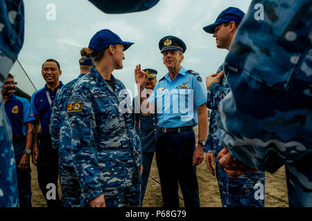 BUTTERWORTH, MALAISIE - 29 juin : un Royal Australian Air Force (RAAF) Le capitaine parle de leur équipe après avoir célébré le 60e anniversaire de la coopération entre la Malaisie Royal Air Force (CGRR) et la RAAF en Butterworth Air Base, la Malaisie le 29 juin 2018. Royal Australian Air Force Butterworth, opération officiellement en juin 1958 durant l'invasion japonaise après la fin de la Seconde Guerre mondiale, aujourd'hui, plus de 167 entre la force aérienne et le CGRR de la RAAF de prendre une part à cette célébration. Photo par Samsul dit/NipponNews (Malaisie). Banque D'Images