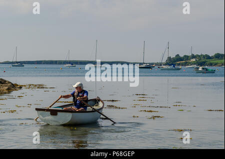 Schull, West Cork, Irlande. 29 Juin, 2018. Un résident local Schull rangées dans la baie dans son bateau pour une journée de pêche durant la canicule. Les températures vont rester dans le milieu des années 20 c pour le reste du week-end mais pluies sont prévues à partir de lundi. Credit : Andy Gibson/Alamy Live News. Banque D'Images