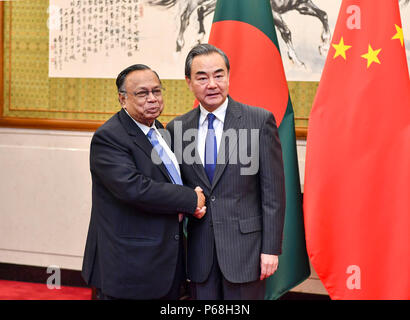 (180629) -- BEIJING, 29 juin 2018 (Xinhua) -- Le conseiller d'Etat chinois et le ministre des Affaires étrangères Wang Yi s'entretient avec le Ministre des affaires étrangères du Bangladesh Abul Hassan Mahmood Ali à Beijing, capitale de Chine, le 29 juin 2018. (Xinhua/Yin Bogu) (lb) Banque D'Images