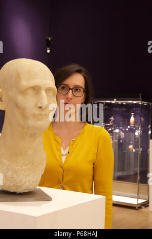 Londres, Royaume-Uni. Jun 29, 2018. Un Photocall pour Bonhams Antiquities vente a eu lieu dans la région de New Bond Street, Londres. Faits saillants : un portrait romain en marbre tête d'un homme. Estimé à £60 000, la vente a lieu le 5 juillet 2018. Larby Keith Crédit/Alamy Live News Banque D'Images