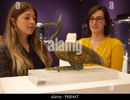 Londres, Royaume-Uni. Jun 29, 2018. Un Photocall pour Bonhams Antiquities vente a eu lieu dans la région de New Bond Street, Londres. Faits saillants : UN ÉGYPTIEN BRONZE ET BOIS IBIS estimé à 15 000 € - 20 000, la vente a lieu le 5 juillet 2018. Larby Keith Crédit/Alamy Live News Banque D'Images