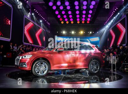 (180629) -- BEIJING, 29 juin 2018 (Xinhua) -- une Audi Q5L SUV est représenté à la cérémonie de lancement de FAW-Volkswagen Audi Q la nouvelle usine à Changchun, Jilin Province du nord-est de la Chine, le 29 mars 2018. (Xinhua/Xu Chang) Banque D'Images