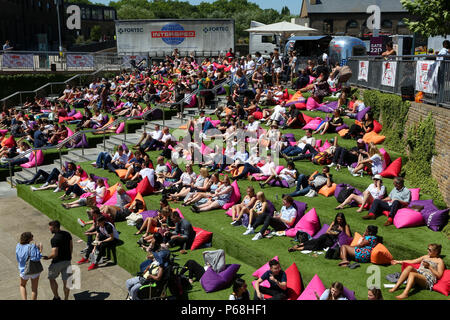 Grenier Square. Londres. Royaume-uni 29 juin 2018 - les travailleurs de la ville et les touristes profiter une autre journée chaude dans le grenier Square, Londres près de Regents Canal assis sur des coussins colorés tout en regardant le Roi Lion film sur un grand écran LED. Selon le Met Office, Juin a été le mois le plus sec jamais enregistré. Credit : Dinendra Haria/Alamy Live News Banque D'Images