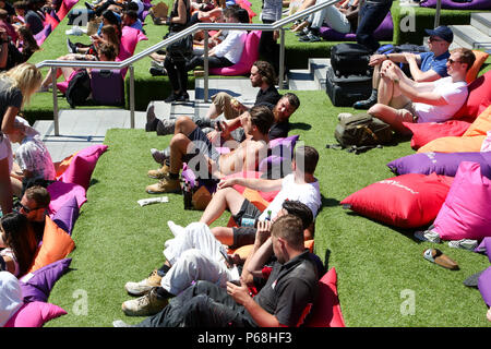 Grenier Square. Londres. Royaume-uni 29 juin 2018 - les travailleurs de la ville et les touristes profiter une autre journée chaude dans le grenier Square, Londres près de Regents Canal assis sur des coussins colorés tout en regardant le Roi Lion film sur un grand écran LED. Selon le Met Office, Juin a été le mois le plus sec jamais enregistré. Credit : Dinendra Haria/Alamy Live News Banque D'Images