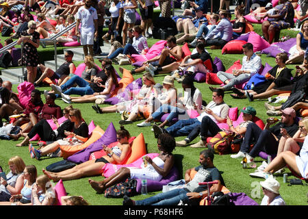 Grenier Square. Londres. Royaume-uni 29 juin 2018 - les travailleurs de la ville et les touristes profiter une autre journée chaude dans le grenier Square, Londres près de Regents Canal assis sur des coussins colorés tout en regardant le Roi Lion film sur un grand écran LED. Selon le Met Office, Juin a été le mois le plus sec jamais enregistré. Credit : Dinendra Haria/Alamy Live News Banque D'Images