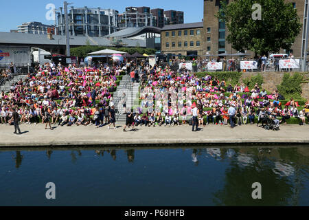 Grenier Square. Londres. Royaume-uni 29 juin 2018 - les travailleurs de la ville et les touristes profiter une autre journée chaude dans le grenier Square, Londres près de Regents Canal assis sur des coussins colorés tout en regardant le Roi Lion film sur un grand écran LED. Selon le Met Office, Juin a été le mois le plus sec jamais enregistré. Credit : Dinendra Haria/Alamy Live News Banque D'Images